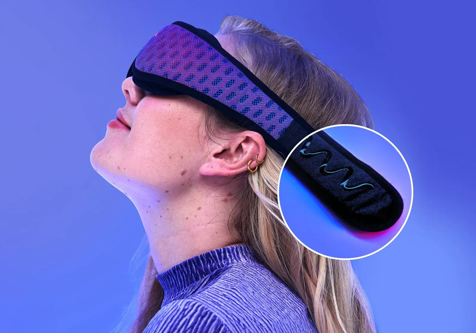 Profile of a woman wearing the Manta PRO mask, with an inset close-up of the wavy anti-slip gel lines on the strap.